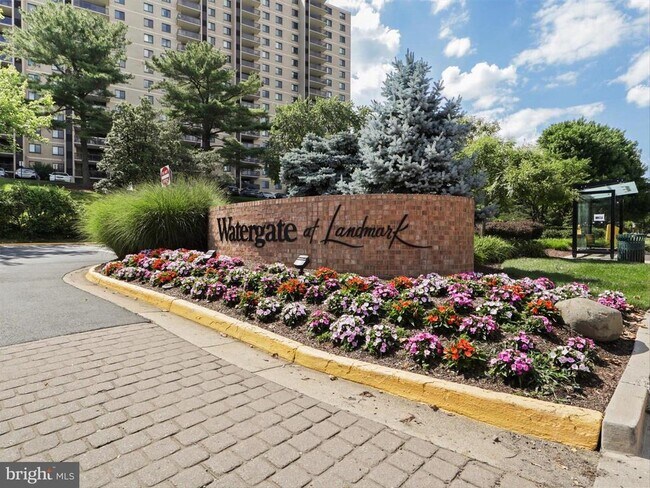 Foto del edificio - 309 Yoakum Pkwy