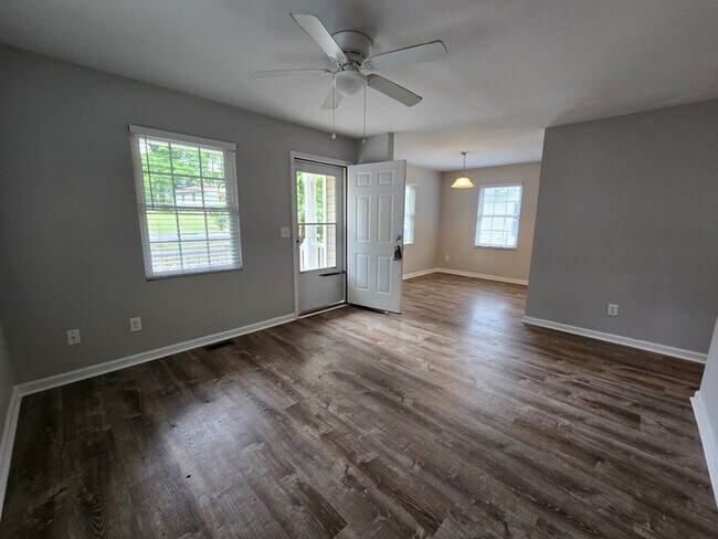 Foto del edificio - !!!!300 Off Rent!!! Updated 3BR 2BA Home w/ Central A/C • Wood Deck in Durham