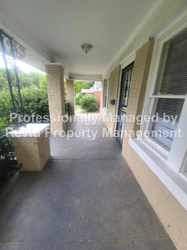 Building Photo - Spacious 3 Bedroom Close to the University...