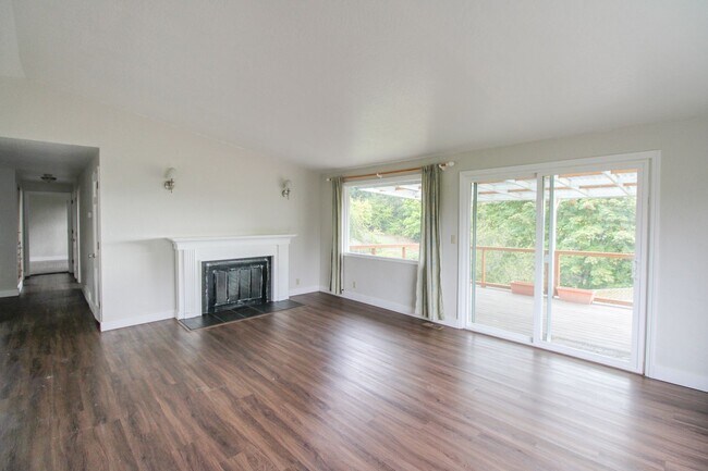 Building Photo - 970 Cascade Dr NW