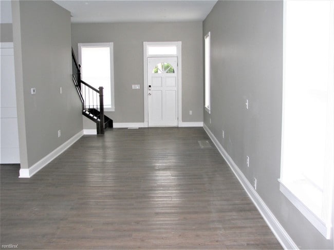 Building Photo - 2 br, 1 bath Duplex - 65 E Russell St