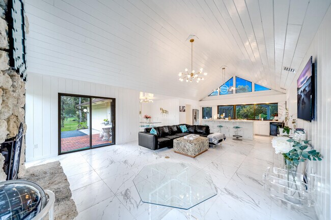 Foto del edificio - 583 Rambling Dr Cir