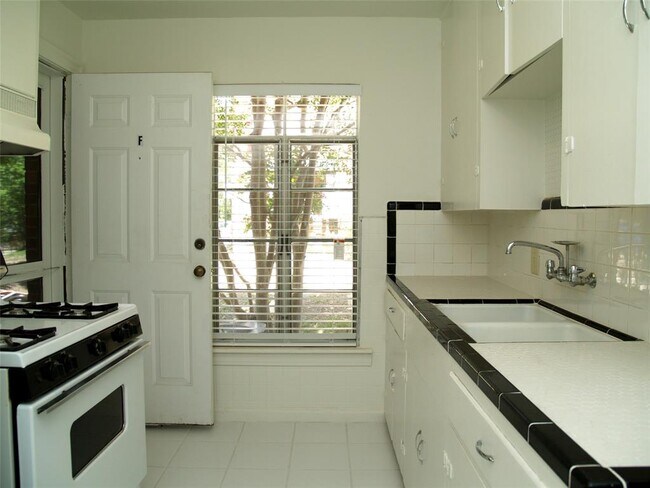 Foto del edificio - 3206 Tom Green St