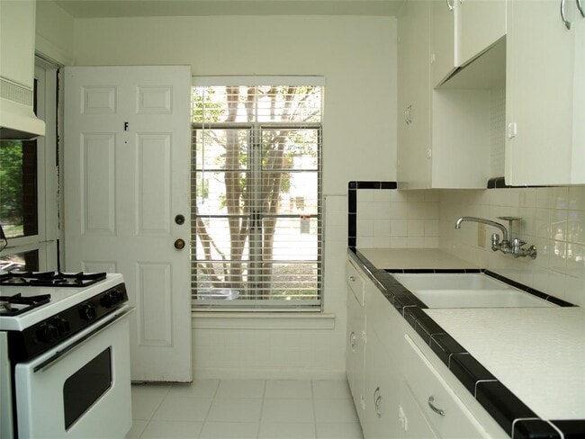 Building Photo - 3206 Tom Green St