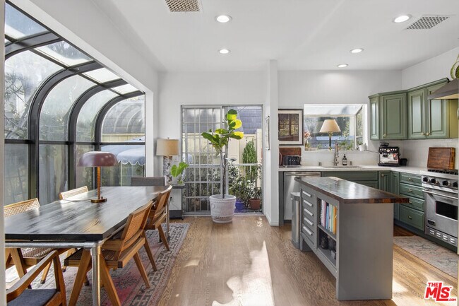 Foto del edificio - 8998 Lloyd Pl