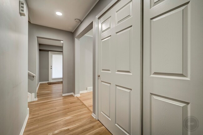 Foto del edificio - 325 Tamarack Ave