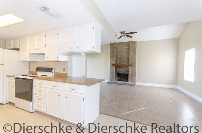 Foto del edificio - HUGE 3 bedroom townhouse off Sunset AVAILA...