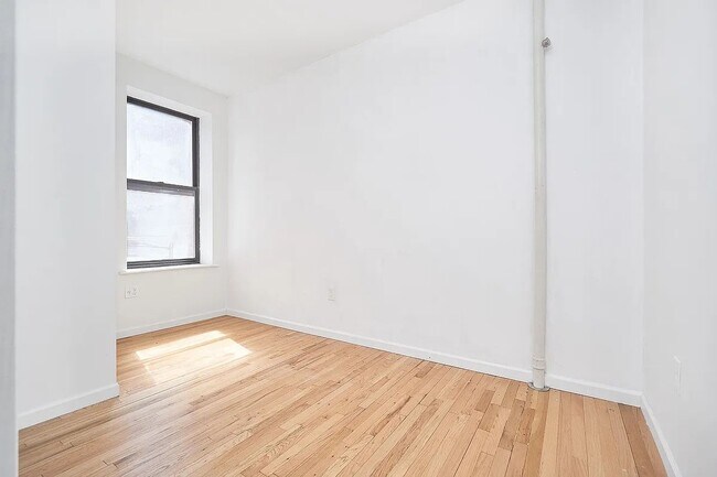 Building Photo - 623 Halsey Street