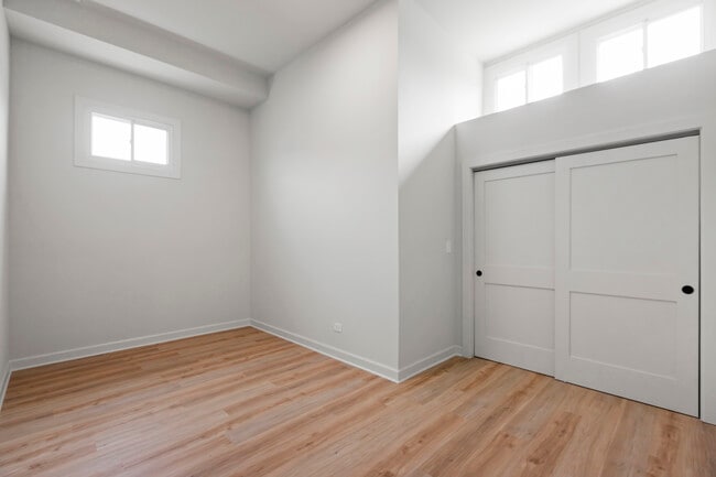 Building Photo - 3122 N California Ave