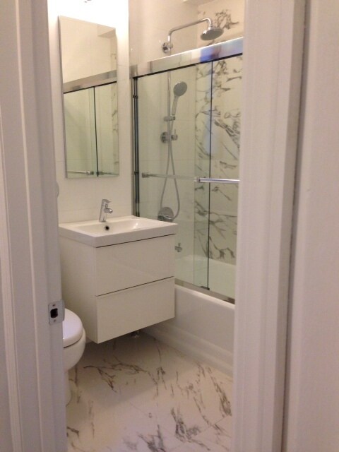 bathroom - 208 E 28th St