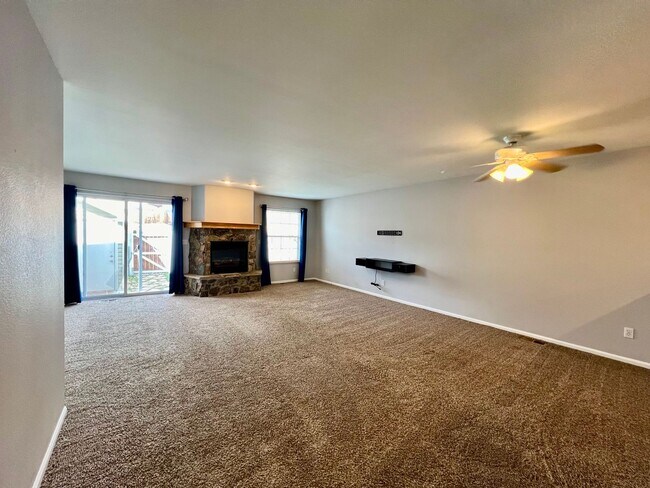 Building Photo - Townhome for Rent in Rifle Co - 3 Bedroom