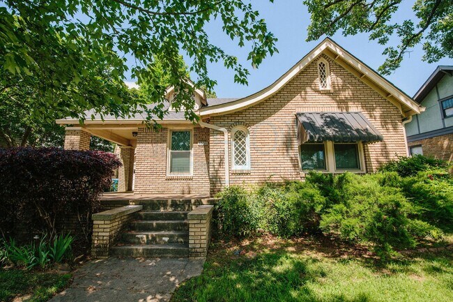Building Photo - Yellow Bungalow in Hillcrest