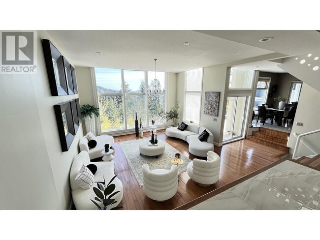 Building Photo - 4992 Pinetree Crescent