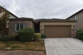 Building Photo - 662 Pegasus Dr