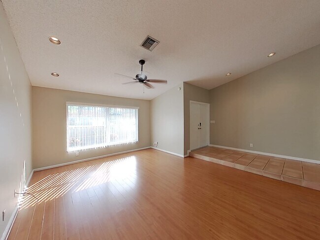 Foto del edificio - 6727 Hollandaire Dr W