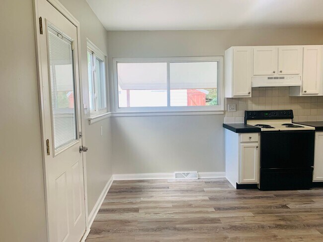 Building Photo - 3 BR/2 BA - New flooring, detached garage ...