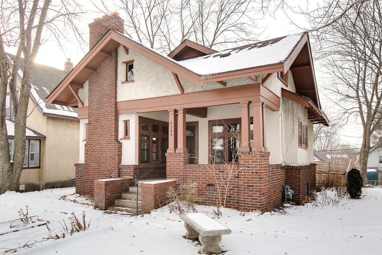 Primary Photo - 4244 Chicago Ave