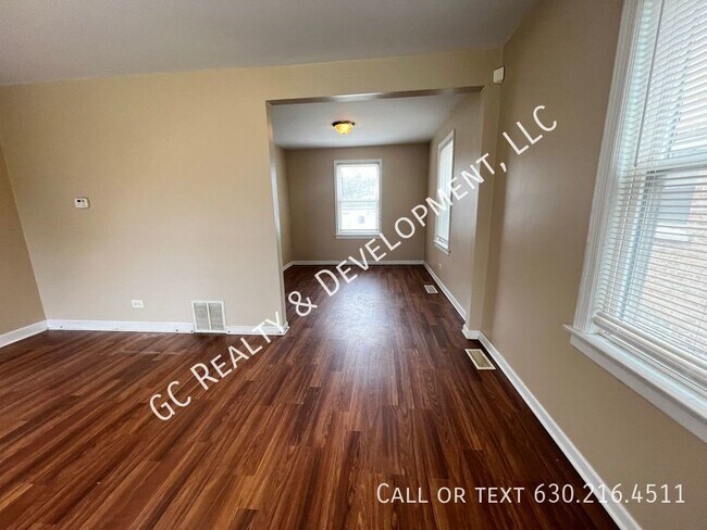 Building Photo - ***DETACHED HOME / 2BDRM - 1 BTH / CENTRAL...