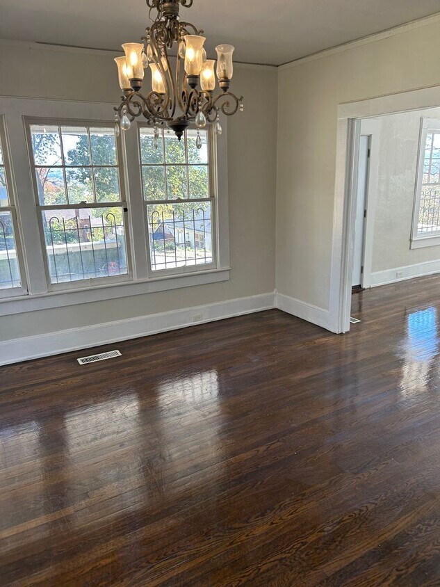 Primary Photo - Newly Renovated 4 Bedroom Home / College H...