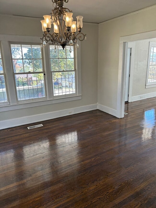 Building Photo - 846 7th St W