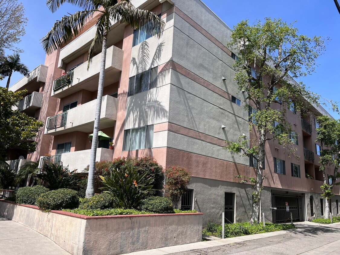 Newly remodeled building - 14245 Dickens St