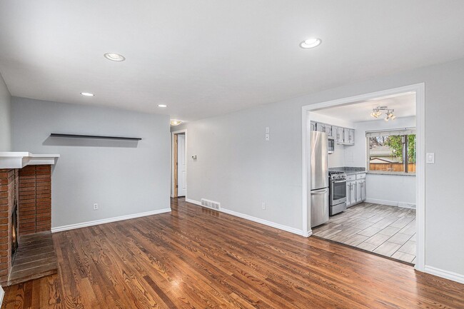 Foto del edificio - Updated Five-Bedroom Brick Ranch in the He...