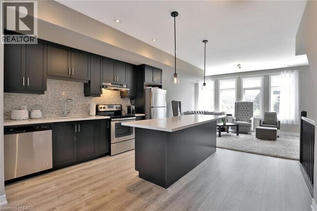 Photo du bâtiment - 65 Esplanade Ln