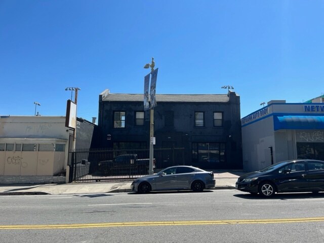 Front of building - top floor windows - is the unit - 3712 Beverly Blvd