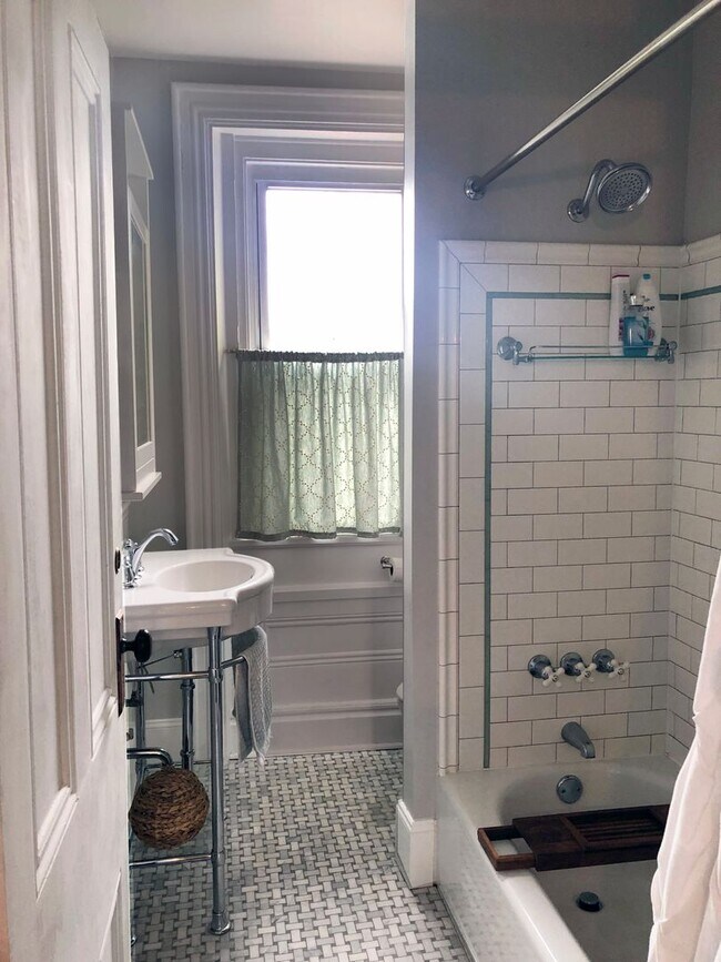 Foto del edificio - 3 bed 1 bath - beautiful Southside flats home, central air, in unit laundry, udpated