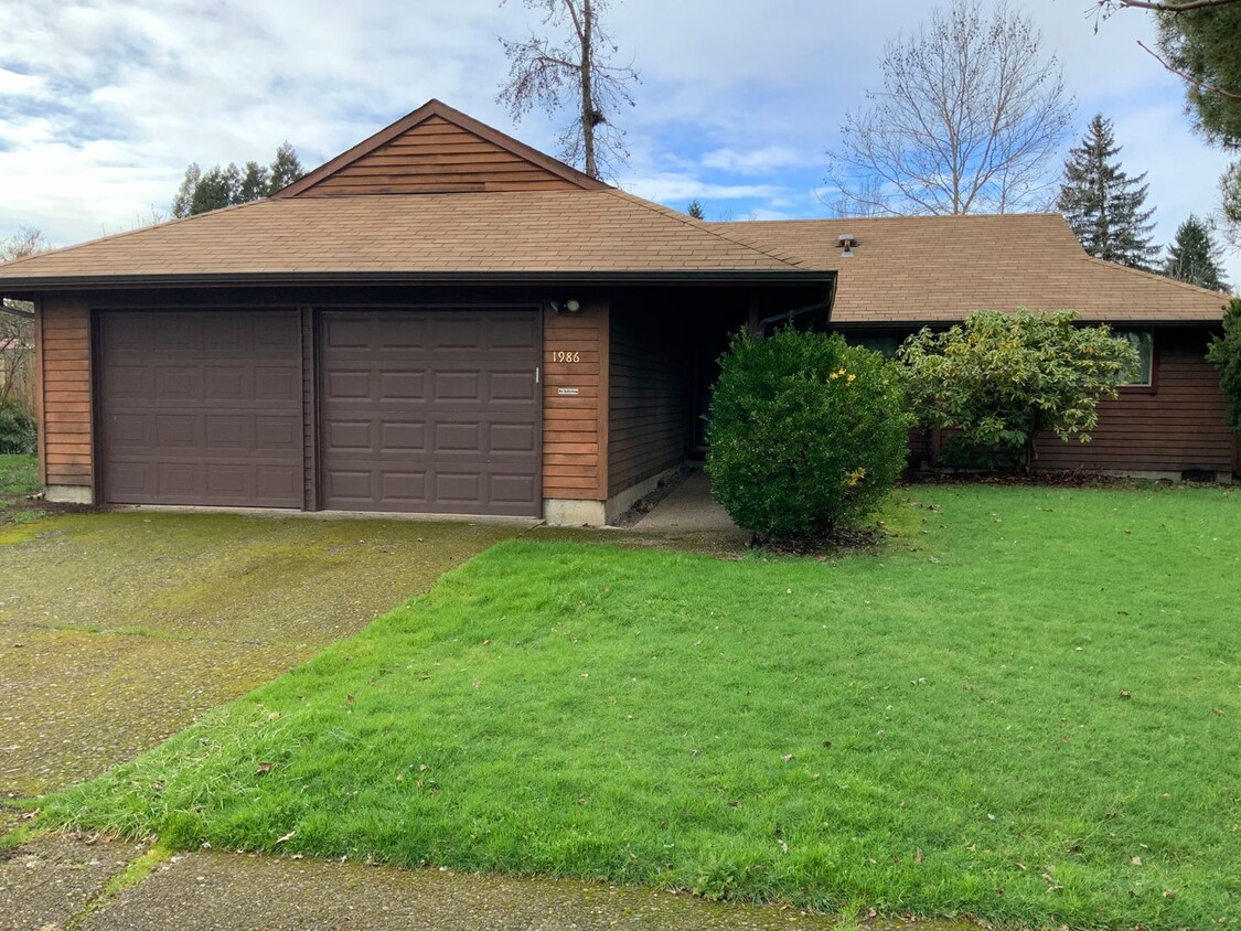 Primary Photo - 3 Bedroom House in SW Eugene