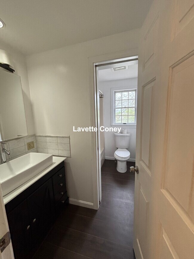 Building Photo - 103 Claybourne St