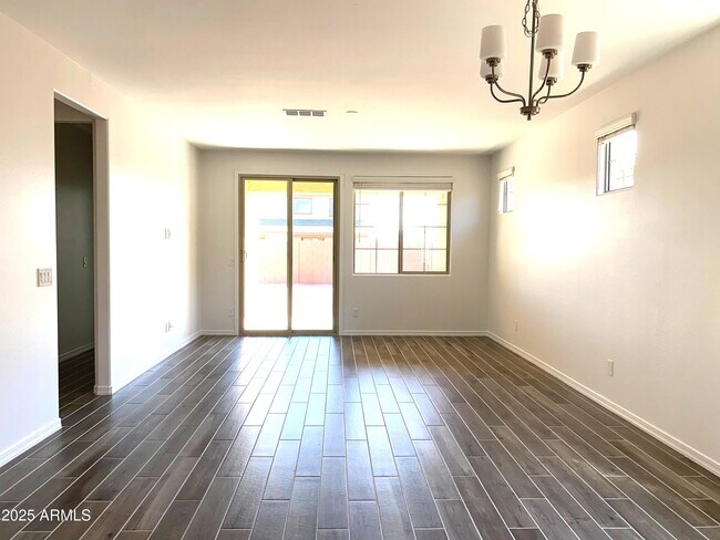 Foto del edificio - 10859 E Tillman Ave