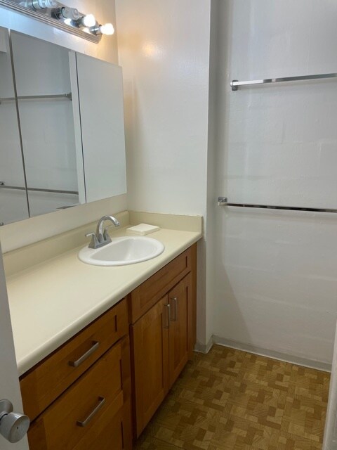 BATHROOM - 1650 Nuuanu Ave