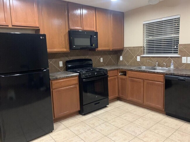 Building Photo - 16531 Burnell Oaks Ln