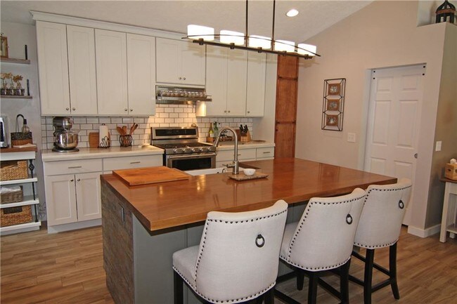 Building Photo - 1204 SW Tiburon Way
