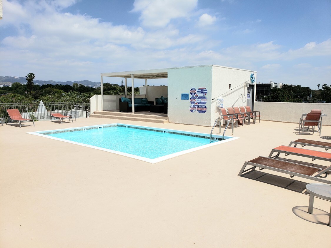 Rooftop Pool - 6151 Orange St