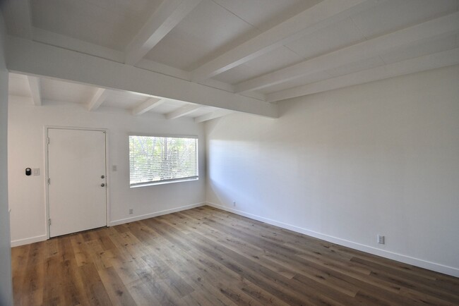 Foto del edificio - 6125 Whitsett Ave