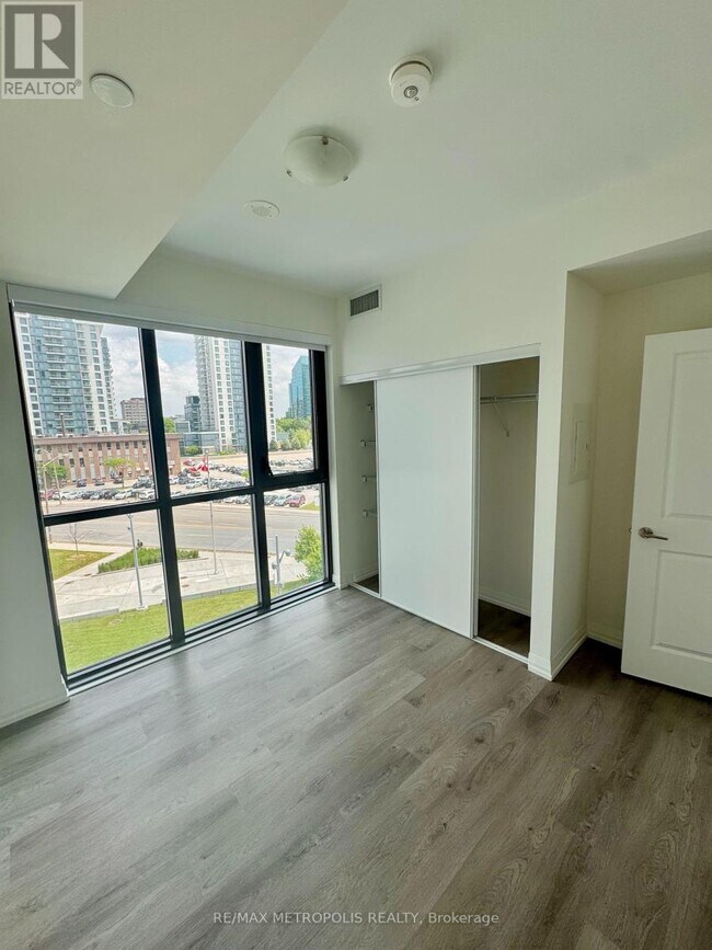 Photo du bâtiment - 325-325 Yorkland Blvd