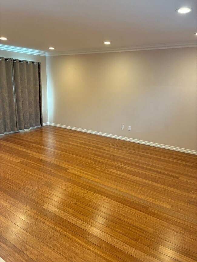 Foto del edificio - BEAUTIFUL 3 BED 2.5 BATHROOM!!!