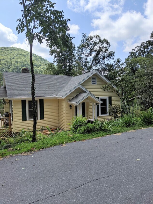 Primary Photo - Montreat Ground Level Apartment!