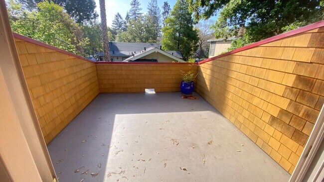 Building Photo - 945 Cowper St