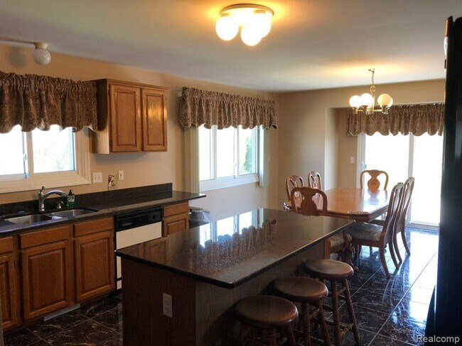 Building Photo - 42946 Flis Dr
