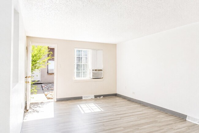 Foto del edificio - 8101-8195 W 9th Ave