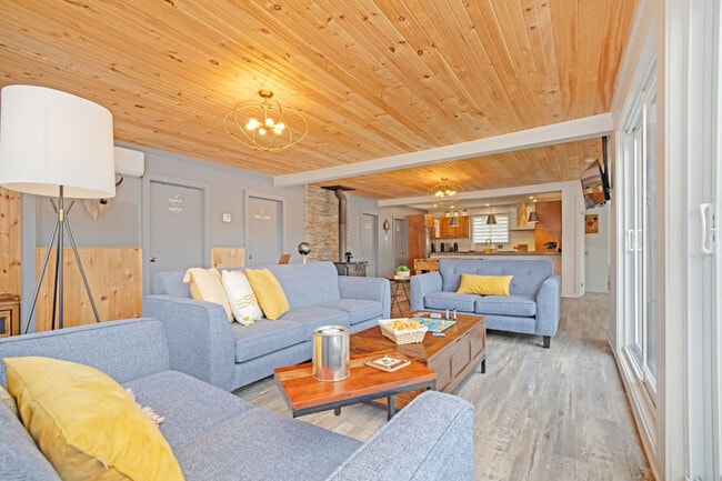 Building Photo - 52 Rue Charette