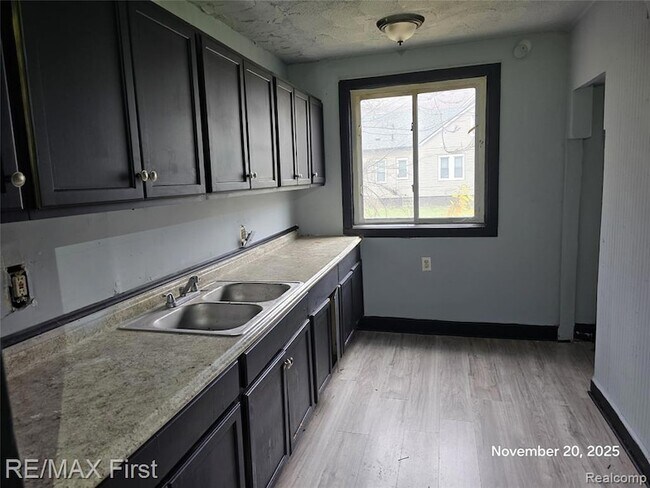 Foto del edificio - 9379 Manor St