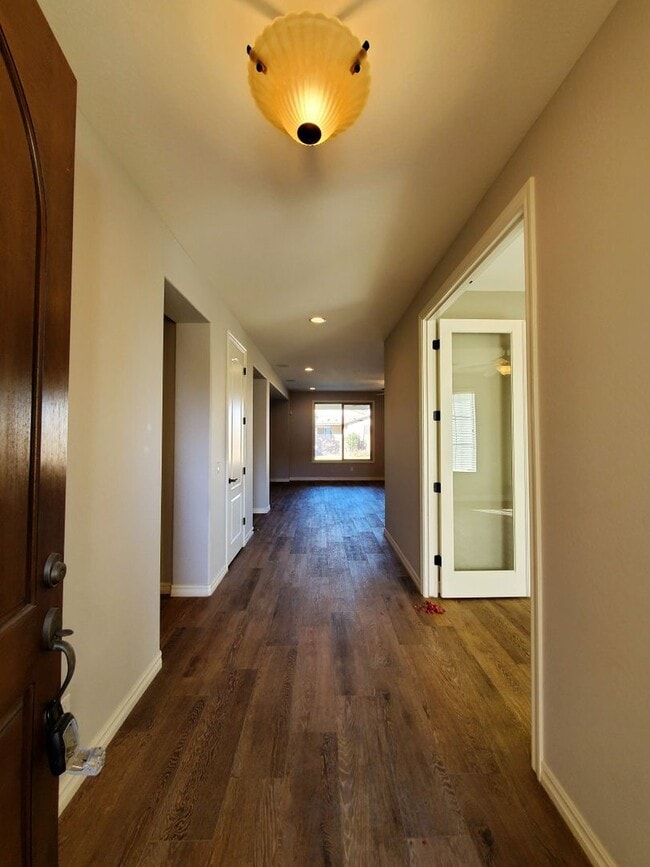 Foto del edificio - Spacious 4-Bedroom Gem with Den/Office and...