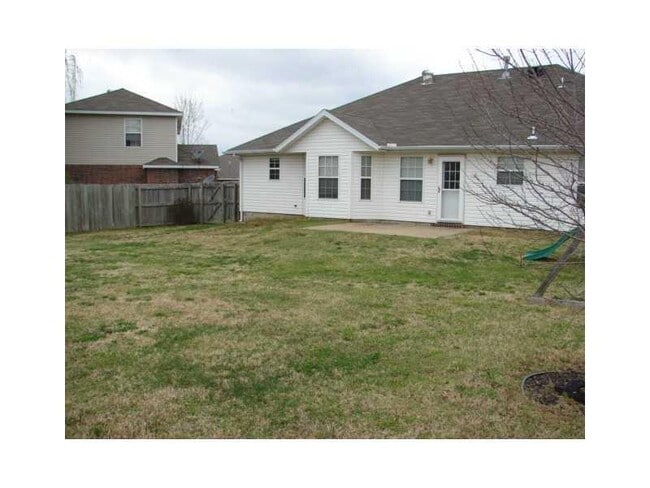 Building Photo - 2601 SW Aztec Pl