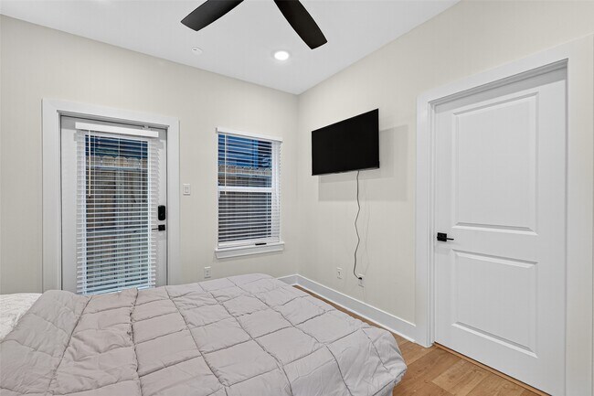 Building Photo - 3315 Daphne St