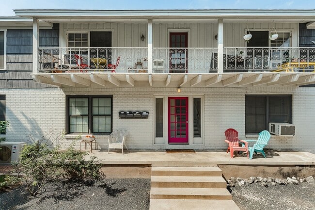 Building Photo - Charming 2-bedroom, 1-bathroom apartment!