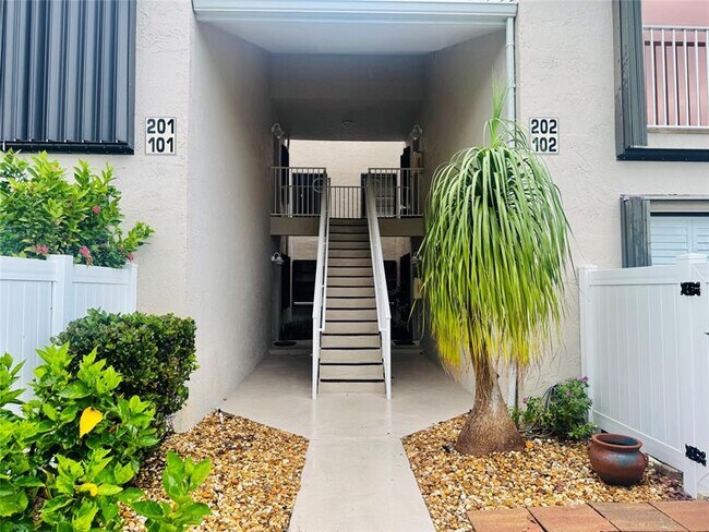 Building Photo - 3216 S Lakeview Cir